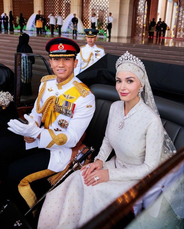 Portrait of Prince Mateen Umrah with Wife, Netizens Focus on Anisha Rosnah's Mukena
