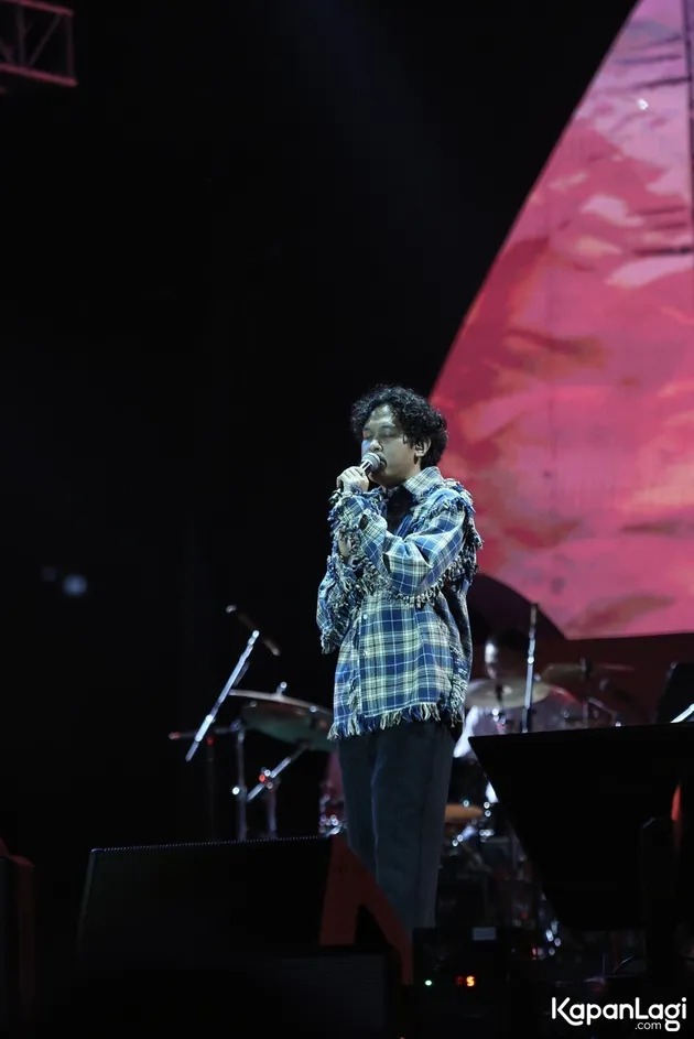 Baskara di Panggung &#039;Rangga &amp; Cinta&#039; di Synchronize Fest 2025