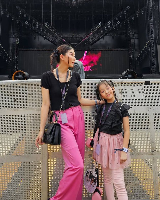 Photos of Celebrity Children Enthusiastically Watching BLACKPINK Concert, Netizens Comment on Safeea Ahmad and Neona's Style - Considered Not Suitable for Their Age