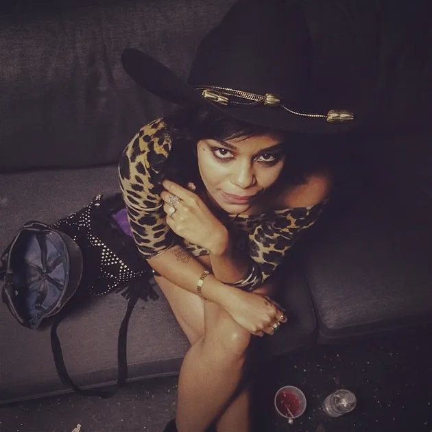 Fefe Dobson, adalah penyanyi yang mengusung musik elektrik dan cukup sukses menuai karirnya. Nah, ia pernah mengaku kalau Rihanna mencuri gaya busana dan musiknya.