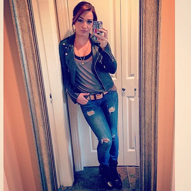 Masih berusia 20 tahun, Victoria Duffield adalah penyanyi serba bisa dari Kanada. Selain menyanyi, ia juga jago dalam menari dan memiliki bakat sebagai seorang aktor.