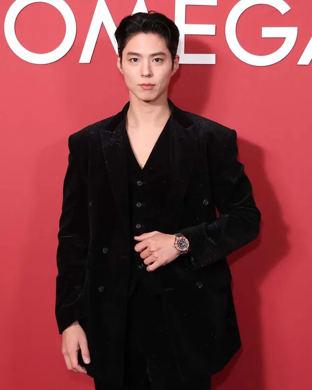 Park Bo Gum Pakai Jas Hitam