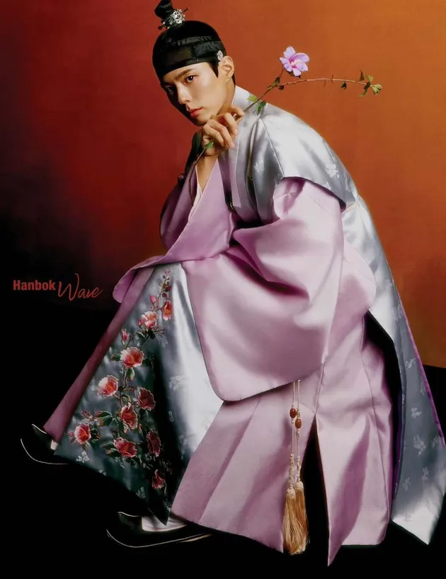 Park Bo Gum Tampil dengan Hanbok