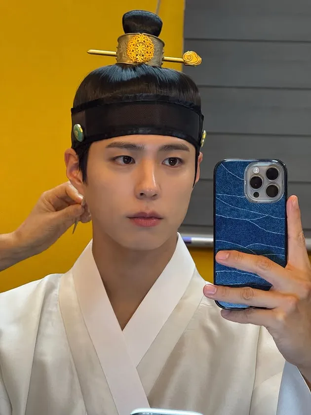 Park Bo Gum Mirror Selfie