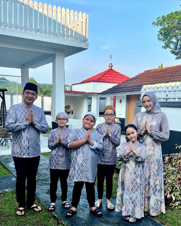 Portrait of Pasha Ungu with 7 Children from Two Marriages, All Harmonious Despite Different Mothers