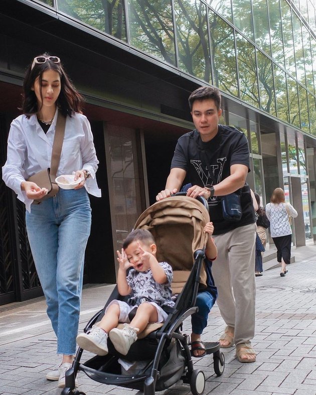 Snapshot of Paula Verhoeven Feeding Her Child While Strolling in Tokyo, Looking Beautiful Like a Teenager Caught Attention