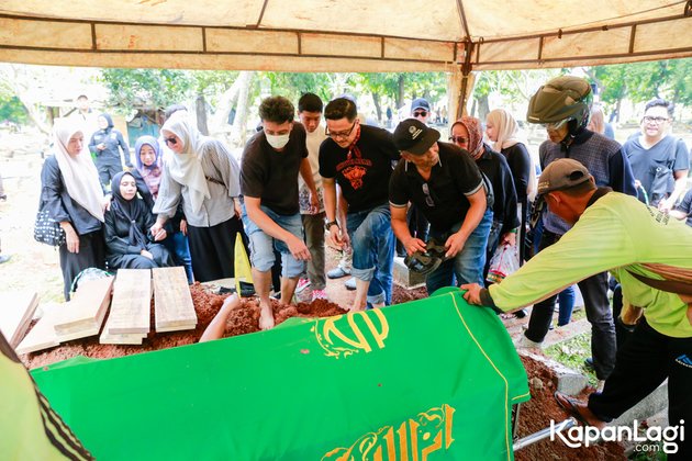 Portrait of the Funeral of Deswita Maharani's Father, Accompanied by Family's Sobbing