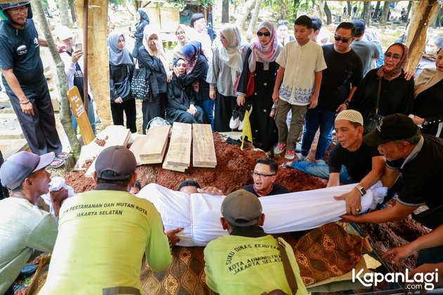 Portrait of the Funeral of Deswita Maharani's Father, Accompanied by Family's Sobbing