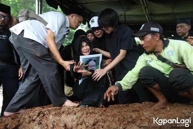 Karina Ranau di pemakaman Epy Kusnandar