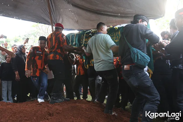 Pemakaman Mpok Alpa 