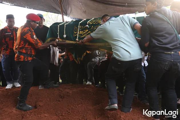 Pemakaman Mpok Alpa 