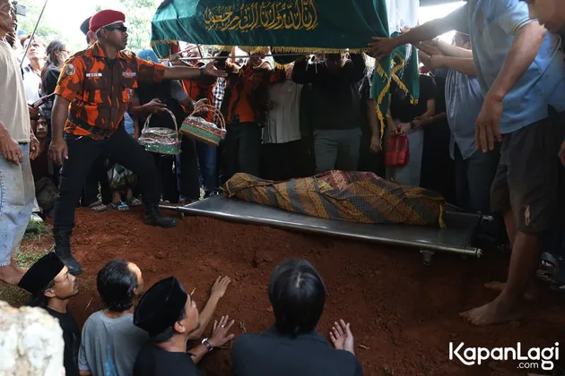 Pemakaman Mpok Alpa 