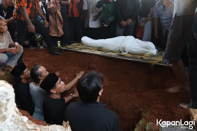 Pemakaman Mpok Alpa 