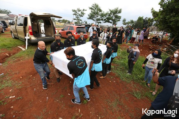 Portrait of Rony Dozer's Funeral, Accompanied by the Tears of Family - Wife Denies Husband's Death Alone at Home