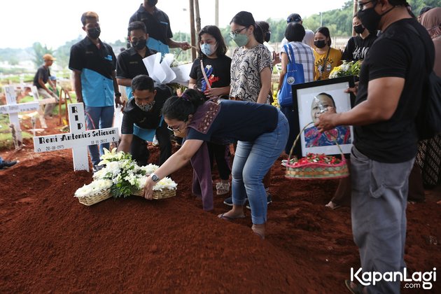 Portrait of Rony Dozer's Funeral, Accompanied by the Tears of Family - Wife Denies Husband's Death Alone at Home