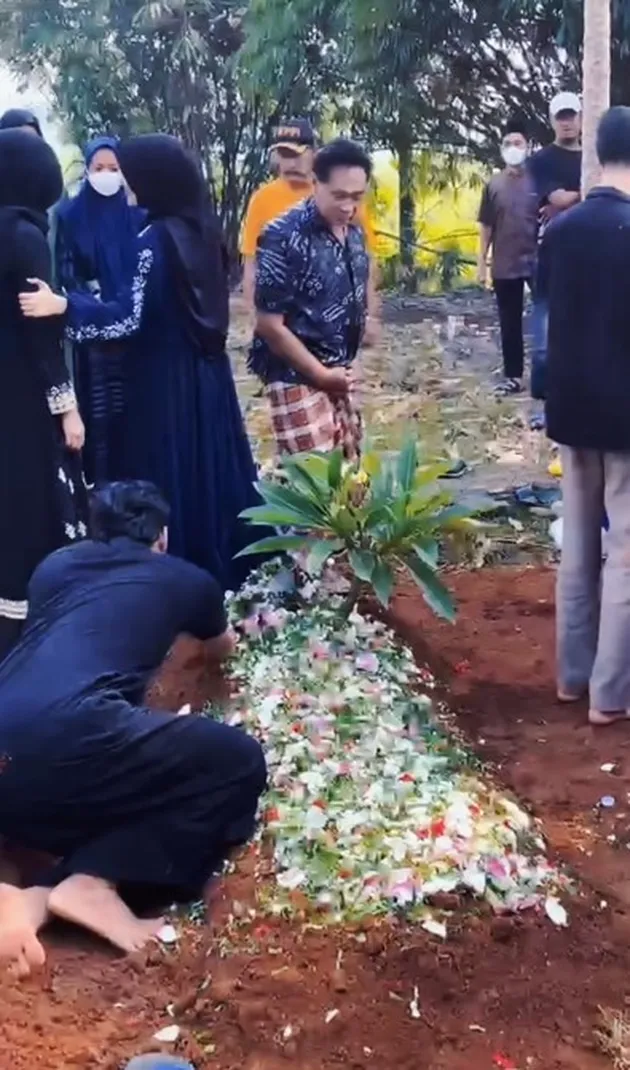 Potret Pemakaman Shella Selpi Lizah