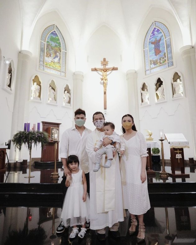 Keluarga kecil Chelsea Olivia dan Glenn Alinskie tampil kompak pakai baju putih di hari pembaptisan Dante.