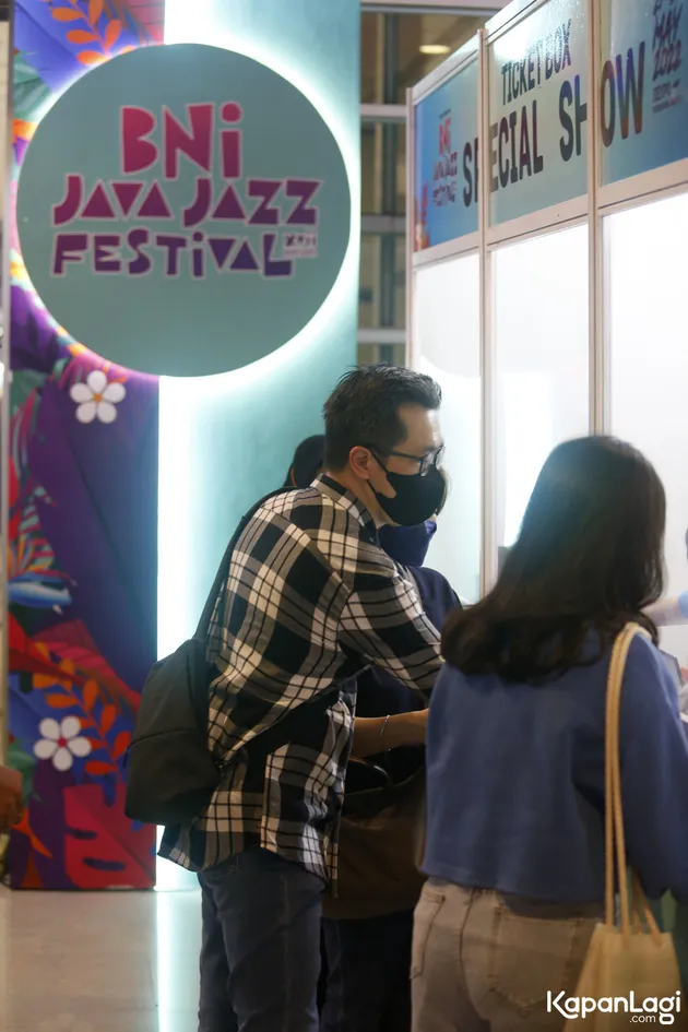 Nah kalau ini suasana di booth penjualan tiket special show BNI Java Jazz Festival 2022. KLovers ada yang datang ke acaranya gak nih?