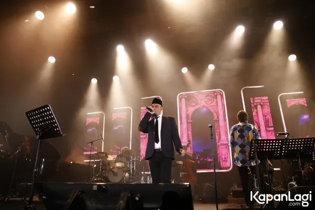 Di lagu berikutnya, Dhani membawakan 'Kasidah Cinta' yang mendapat sentuhan aransemen baru sehingga terkesan jazzy.