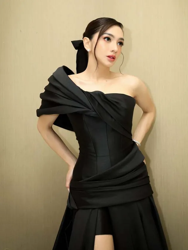 Rambut Angel Karamoy Disanggul dengan Pita