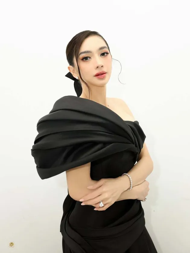 Angel Karamoy Pilih Makeup Elegan dan Flawless