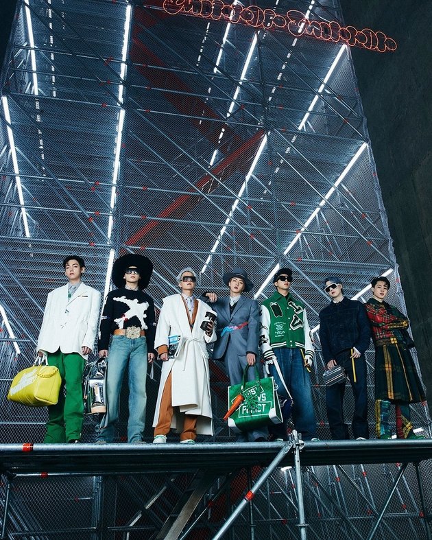 Tak hanya meraup sukses di dunia musik, BTS juga membuktikan kemampuan mereka sebagai model dengan menampilkan koleski busana Louis Vuitton.