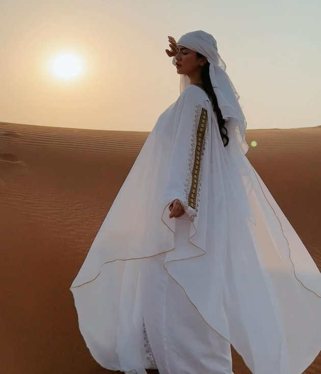 Portrait of Felicya Angelista's Appearance When Vacationing in Dubai, Suddenly Becoming a Beautiful Desert Girl