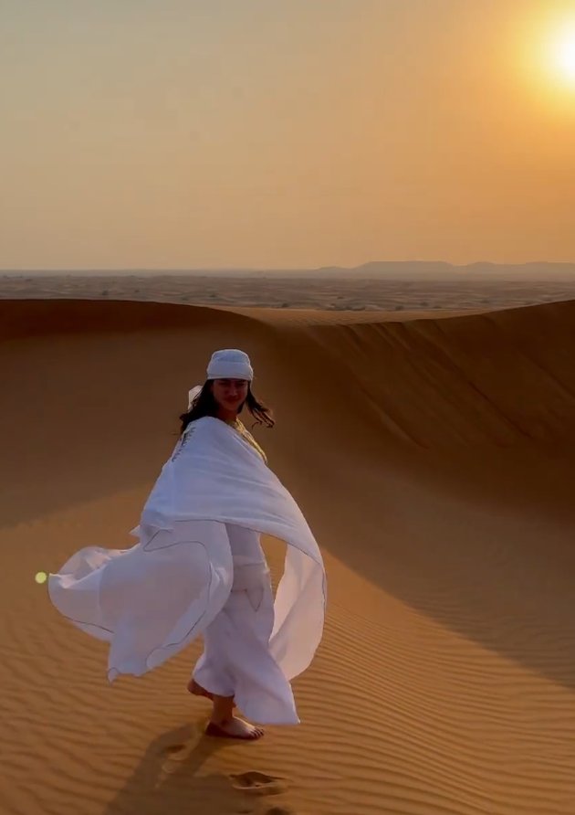 Portrait of Felicya Angelista's Appearance When Vacationing in Dubai, Suddenly Becoming a Beautiful Desert Girl