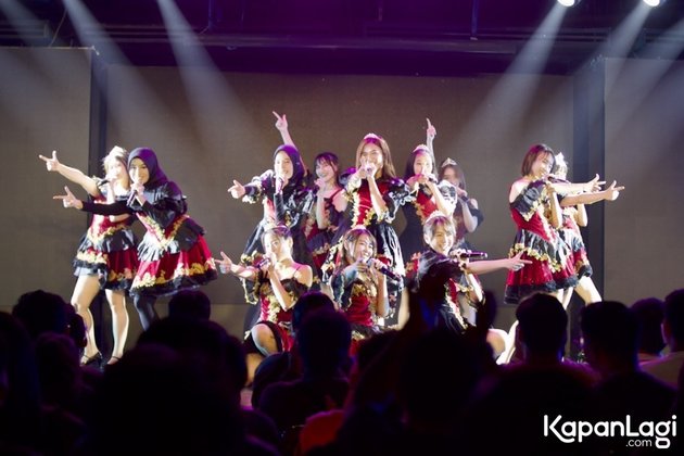 Photos of JKT48 Generation 1 Reunion Performance on Stage, Performing Iconic Songs 'Maafkan Summer' to 'Heavy Rotation'