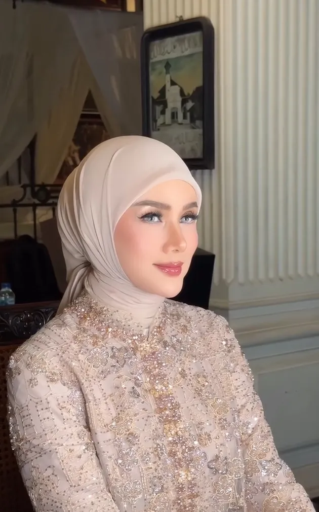 Mulan Jameela pakai hijab krem