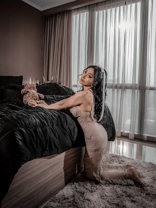 Denada bersama boneka