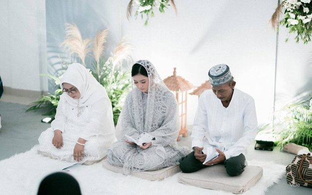 Portrait of Adinda Azani's Religious Gathering H-1 Before Marrying a Friend, Touching Moment When Hugged and Kissed by Parents