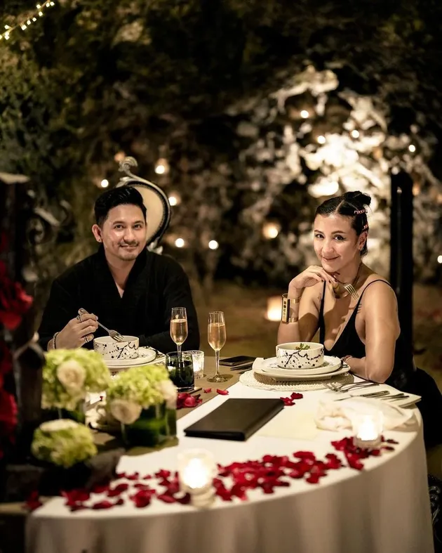 Potret Kemesraan Ryan dan Sharena Delon Rayakan Anniversary Pernikahan