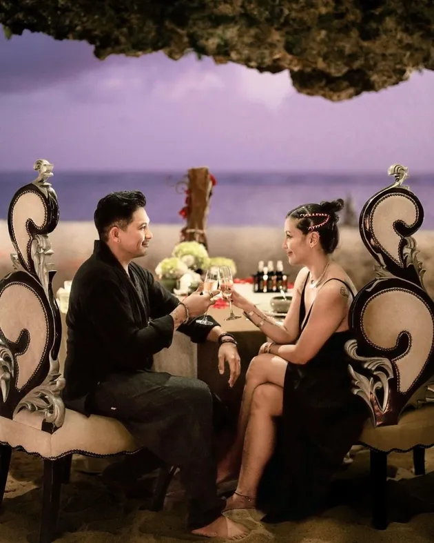 Potret Kemesraan Ryan dan Sharena Delon Rayakan Anniversary Pernikahan