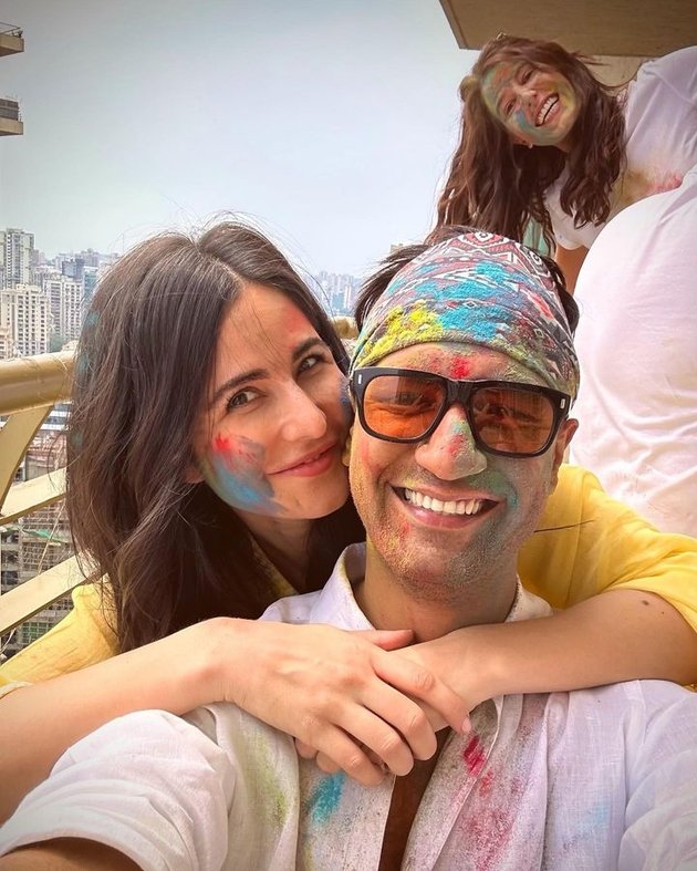 Katrina Kaif selalu merayakan festival Holi. Namun tahun ini perayaannya berbeda karena ia menikmatinya bersama sang suami, Vicky Kaushal.