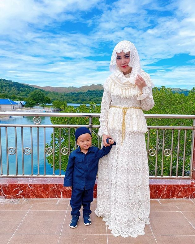 Portrait of Bella Shofie's Eid Celebration on Buru Island, Special with Luxury Muslim Clothing