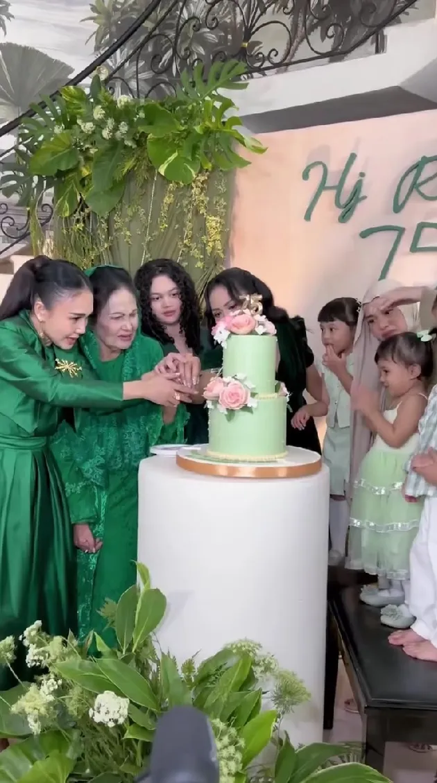 Potret Perayaan Ultah Ibu Kris Dayanti ke-75
