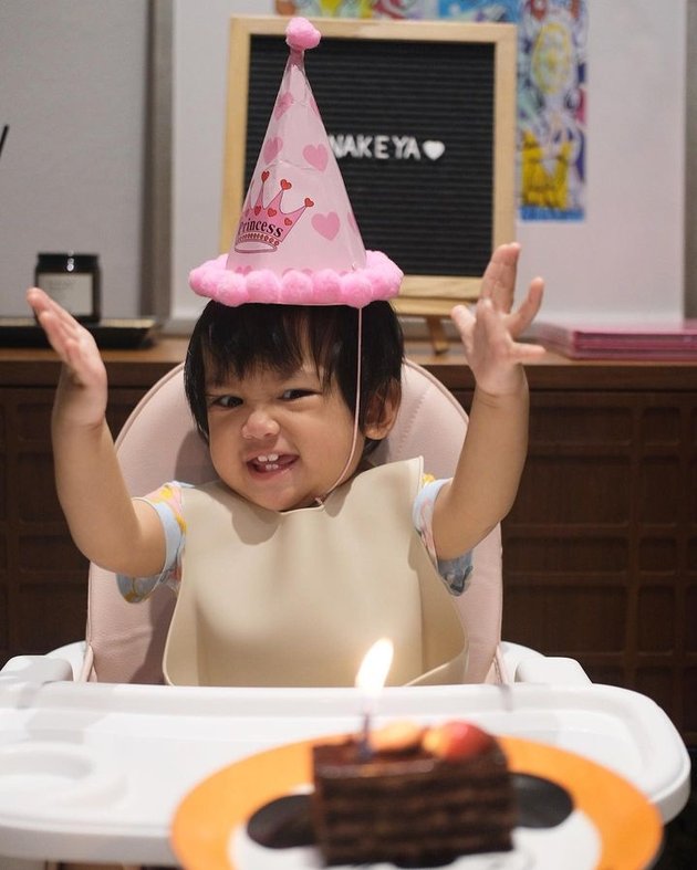 Nakeya Ayu mendapatkan kue ulang tahun pertamanya di rumah. Sebelum pesta dengan keluarga besar, Nola Be3 lebih dulu menggelar pesta kecil di rumah.