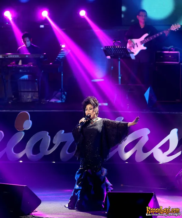 Konser dibuka dengan penampilan dari penyanyi wanita legendaris, Ermy Kullit.