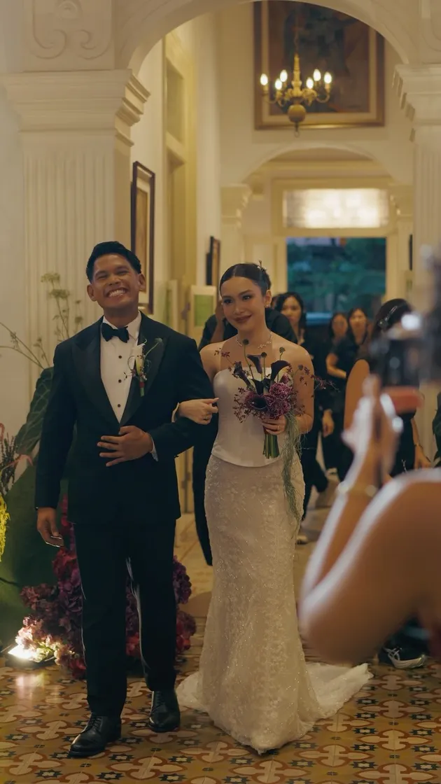 結婚式で笑顔を見せるイベンMAとナターシャ・アビゲイル