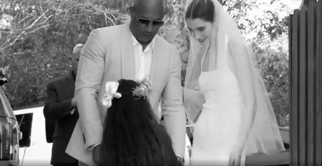 Lewat sebuah video hitam putih, Meadow membagikan momen pernikahannya yang digelar di sebuah pantai di Republik Dominika. Meadow dan Louis disebut menikah awal Oktober lalu, tapi baru mengumumkan kepada publik pada hari Jumat (22/10/2021) waktu setempat.