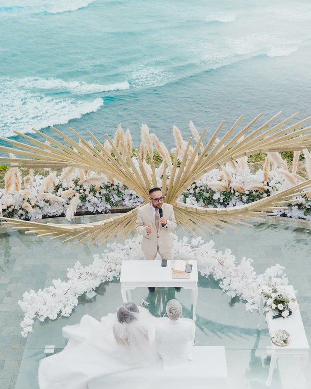Portrait of Footballer Kim Kurniawan's Wedding, Romantic with a Background of the Open Sea