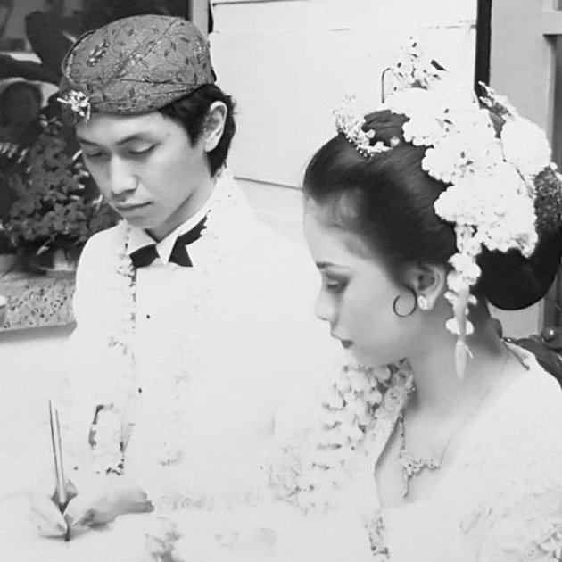 Potret Pernikahan Sederet Seleb Di Tahun 90 An Ada Yang Elegan Dengan Adat Jawa Kini 