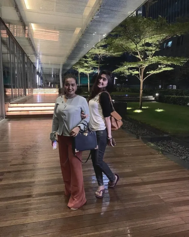 revi mariska dan lina mukherjee