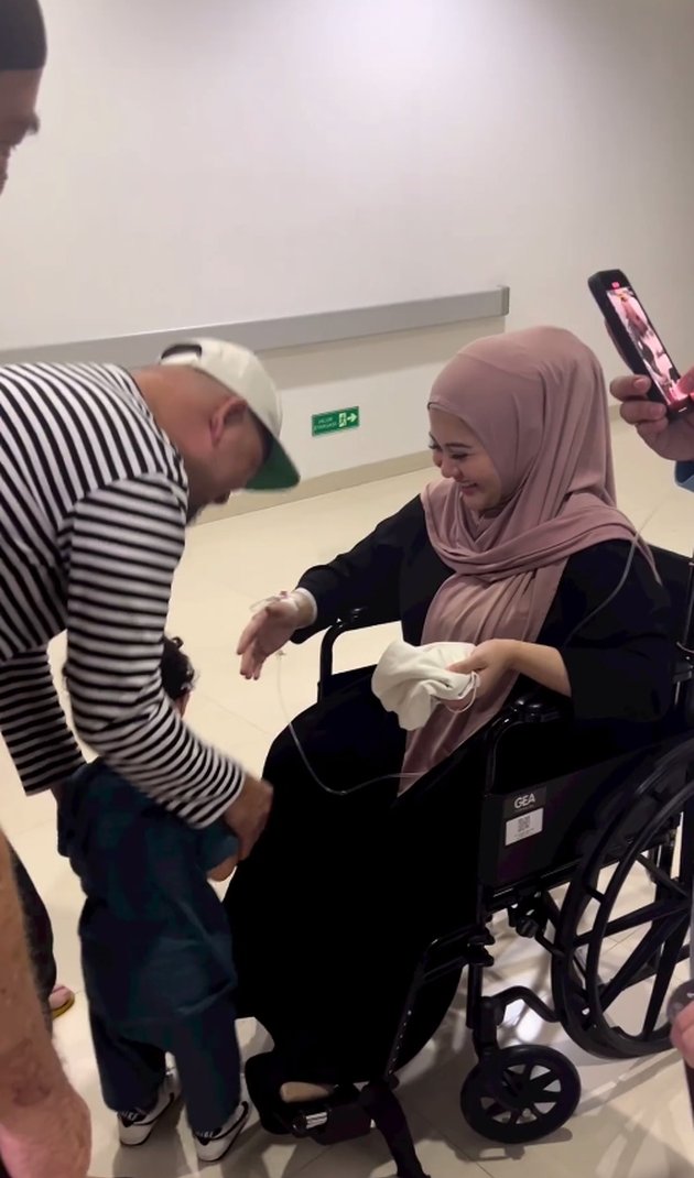 Portrait of Kesha Ratuliu Preparing to Give Birth to Her Second Child, Accompanied by Family - Praying Before Entering the Delivery Room