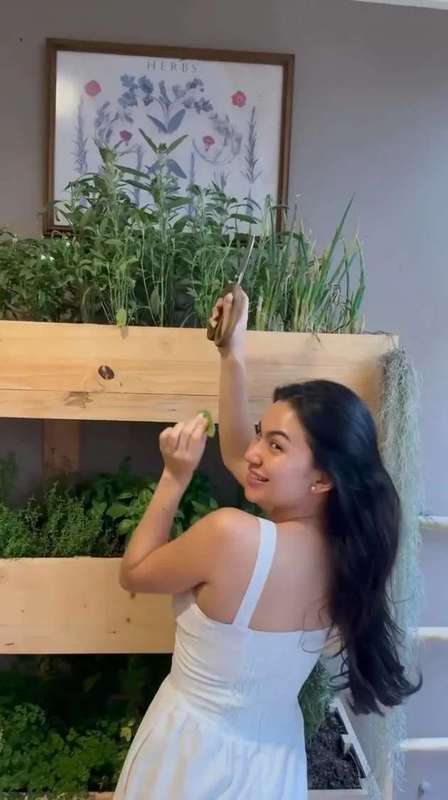 Ariel Tatum Masak Pakai Gaun Putih