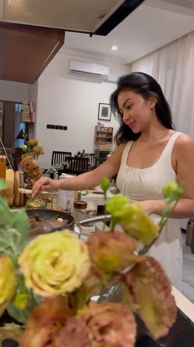 Ariel Tatum Masak Pakai Gaun Putih