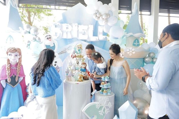 Portrait of Briell's 3rd Birthday Party, Momo Geisha Transforms into Elsa Frozen - Fair Skin Harvests Praise