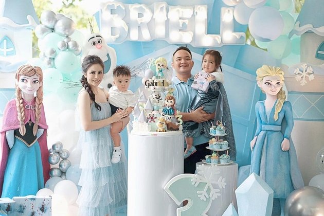 Portrait of Briell's 3rd Birthday Party, Momo Geisha Transforms into Elsa Frozen - Fair Skin Harvests Praise