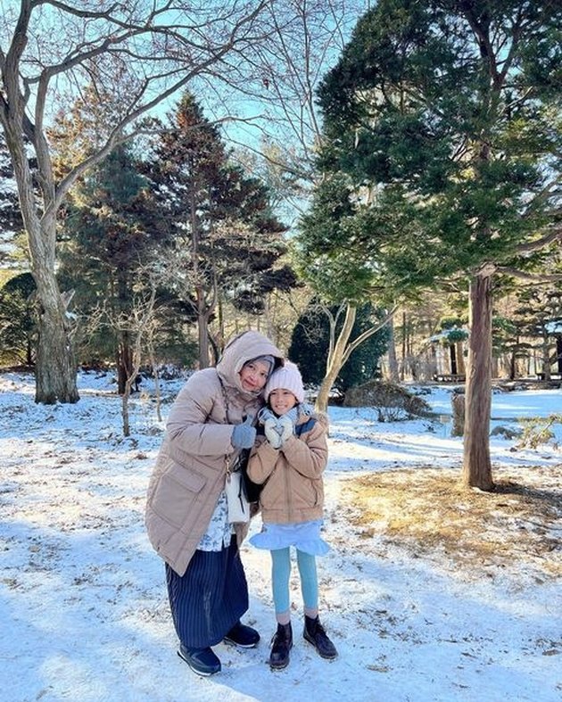Snapshot of Poppy Bunga's Holiday in Korea with Family, Having Fun Playing in the Snow Despite Shivering Cold